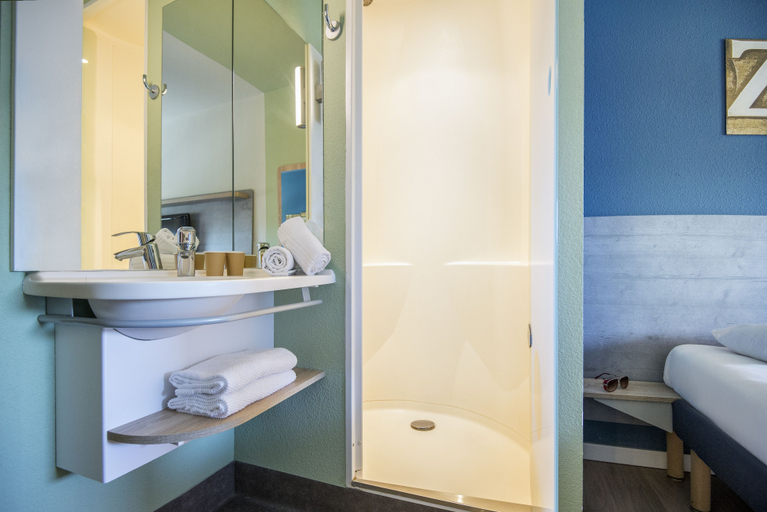Bathroom 5, ibis budget Meudon Paris Ouest, Hauts-de-Seine