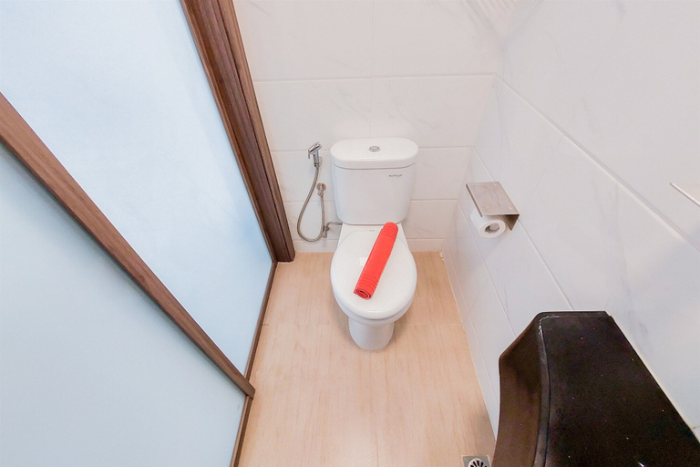 Bathroom 2, Nice And Comfy Studio Apartment At Sky House Bsd, South Tangerang