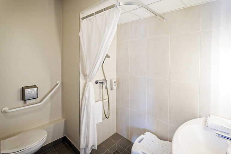 Bathroom 4, B&B HOTEL Mulhouse Centre, Haut-Rhin