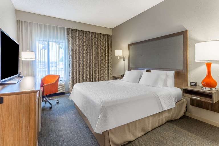 Bedroom 3, Hampton Inn Eau Claire, Eau Claire