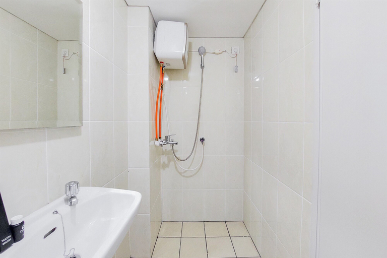 Bathroom 4, Comfortable Studio Apartment At M-Town Residence, Tangerang