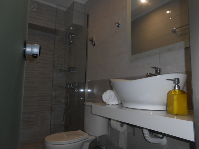 Bathroom 5, Aristo, Crete