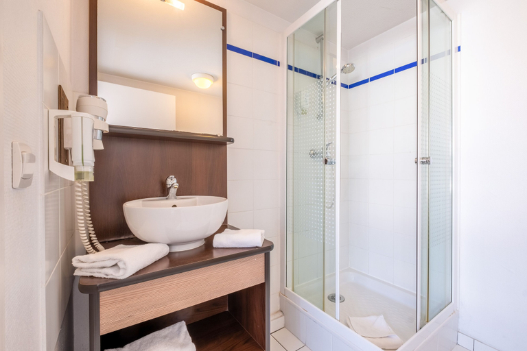Bathroom 5, Comfort Aparthotel Les Hauts d'Annecy, Haute-Savoie