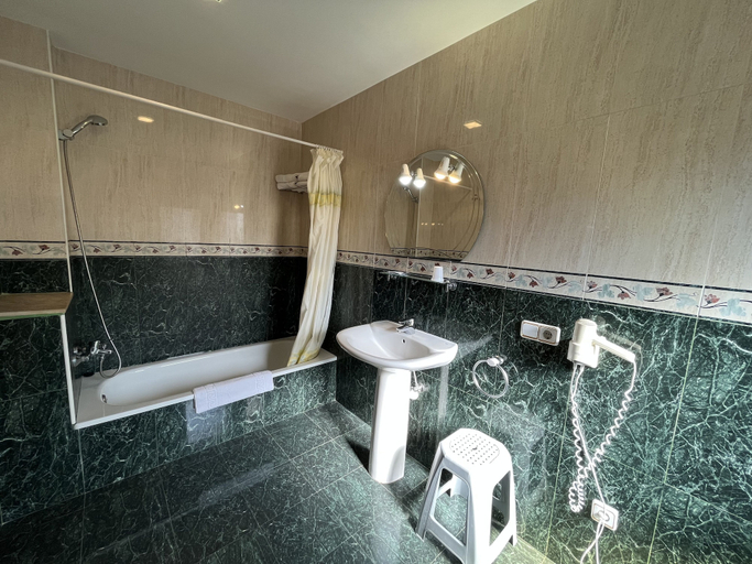 Bathroom 5, Hostal Tarrés, Girona