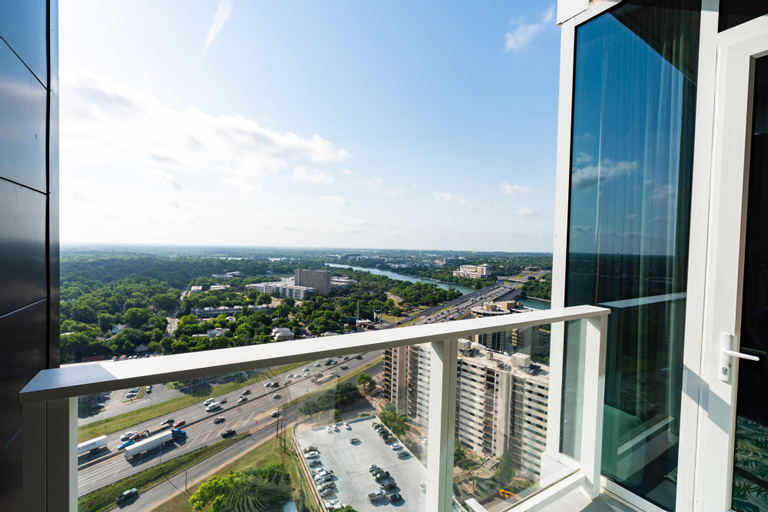 Exterior & Views 6