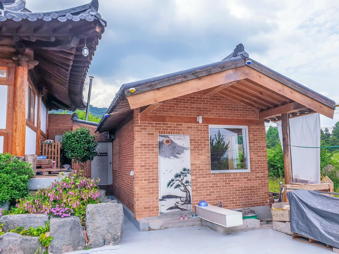 Exterior & Views 1