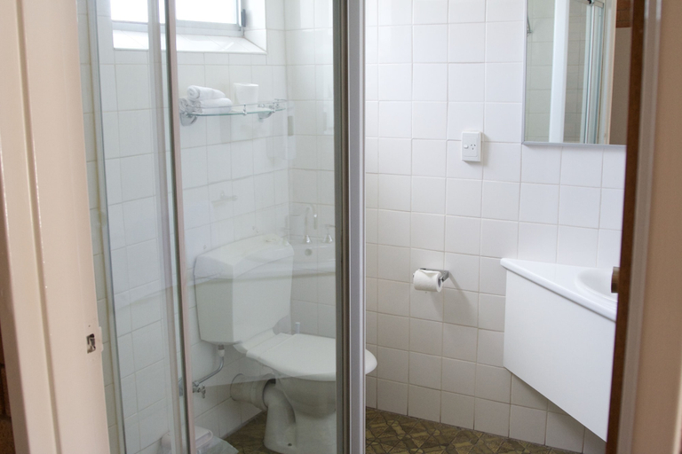 Bathroom 4, Buckaroo Motor Inn, Warwick - Central