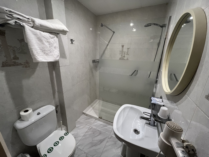 Bathroom 5, Hostal Tarrés, Girona