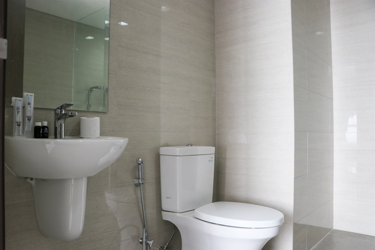 Bathroom 4, Spacious and Comfy 3BR Ciputra International Apartment By Travelio, Jakarta Barat