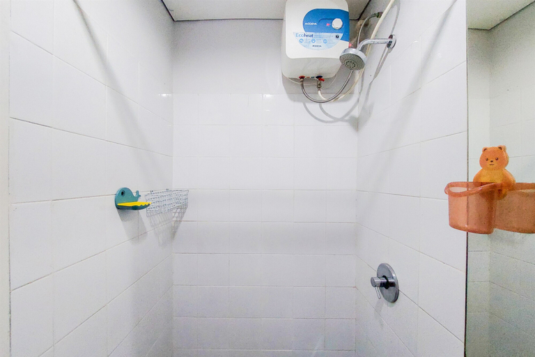 Bathroom 3, Minimalist and Warm Studio Room (No Kitchen) Kubikahomy Apartment By Travelio, Tangerang Selatan