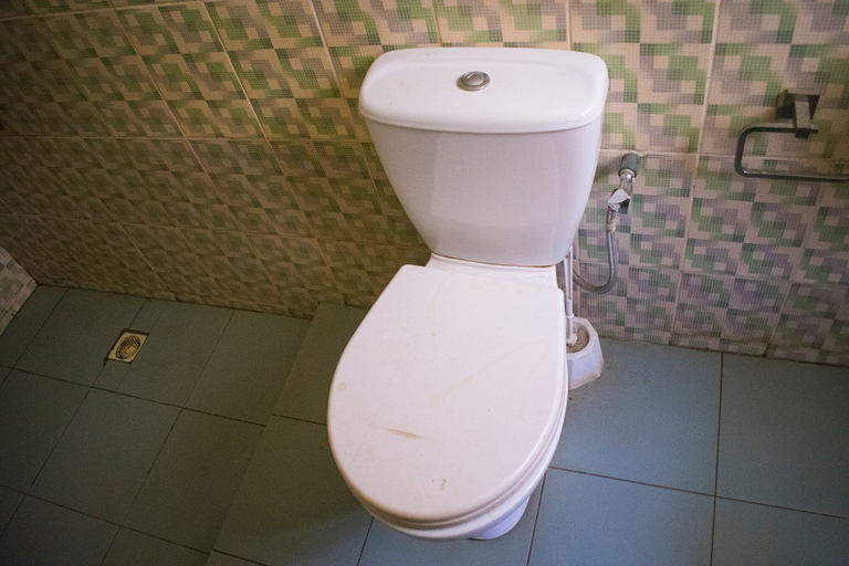 Bathroom 3, Taverna Guest House, Alimosho