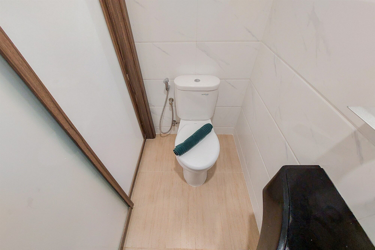Bathroom 4, Warm And Simply Studio Apartment At Sky House Bsd, South Tangerang