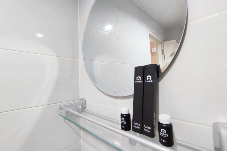 Bathroom 3, Comfortable And Modern 1Br Without Living Room At Amartha View Apartment, Semarang