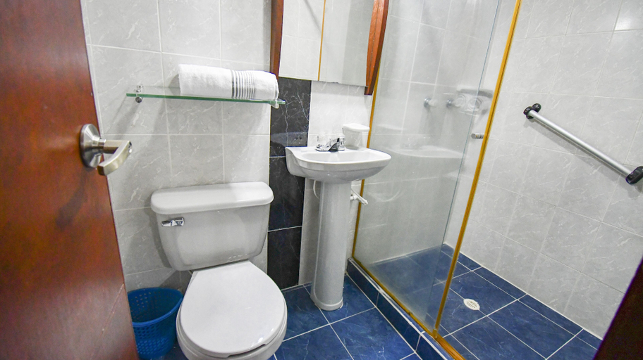 Bathroom 3, Hotel Mónaco Armenia, Armenia