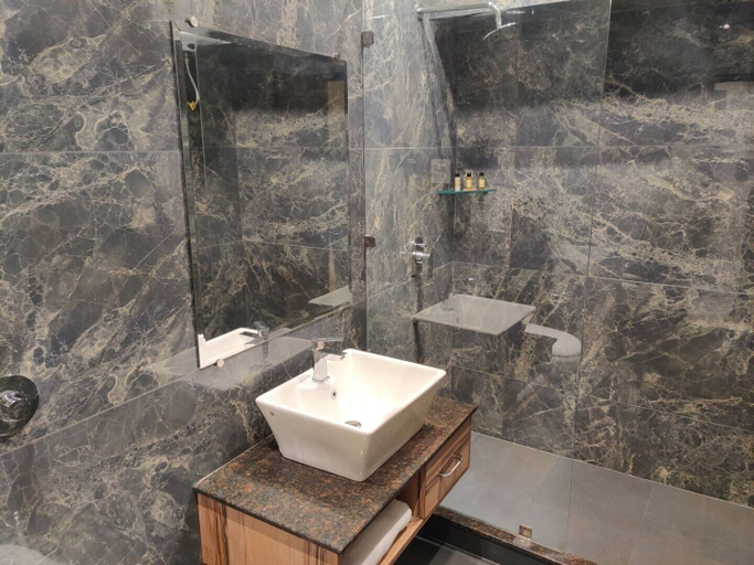 Bathroom 4, Hotel Exotic Near Golden Temple, Amritsar