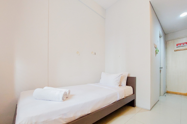 Minimalist and Warm Studio Room (No Kitchen) Kubikahomy Apartment By Travelio, South Tangerang