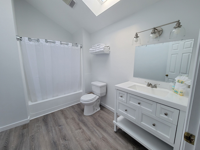 Bathroom 4, Grand Beach Inn, York
