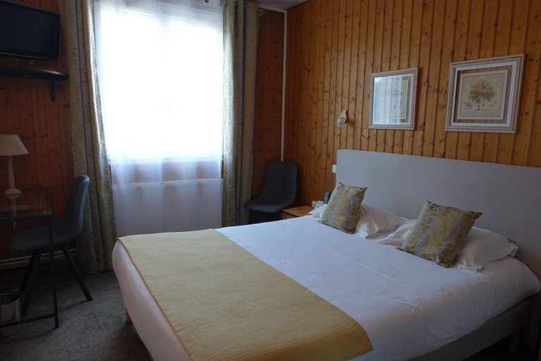 Bedroom 2, Hôtel Emeraude, Charente