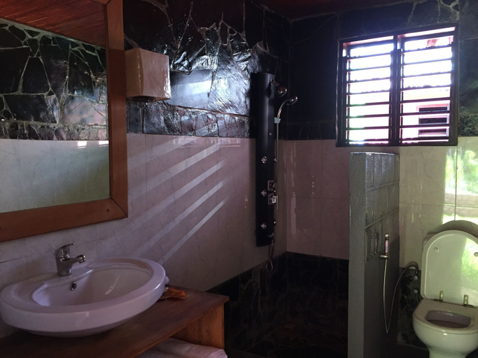 Bathroom, Madagascar Resort Ambaro Beach, Diana