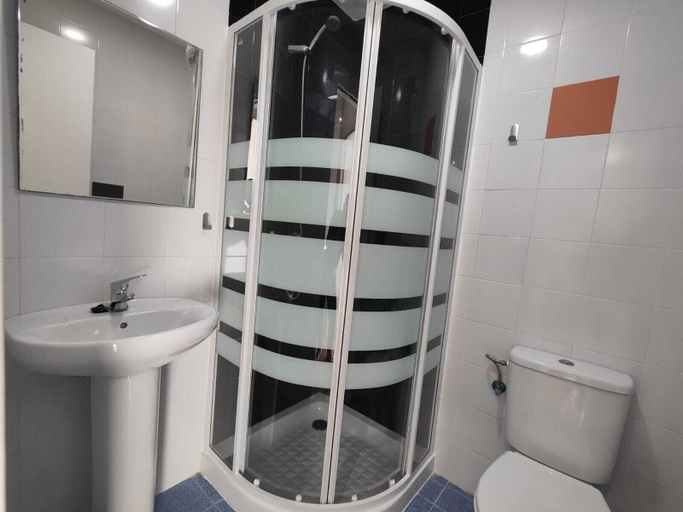 Bathroom 2, Villanubla Apartments, Valladolid