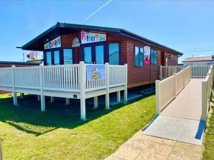 Exterior & Views 2, Lodge - Sleeps 8 - Parking, Wifi,, Essex
