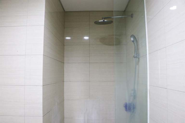Bathroom 5, Scenic and Spacious 1BR Ciputra International Apartment By Travelio, West Jakarta