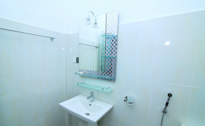 Bathroom 4, Hotel Sun Blue, Trincomalee Town and Gravets