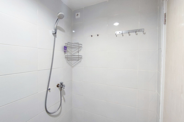 Bathroom 4, Comfortable And Modern 1Br Without Living Room At Amartha View Apartment, Semarang