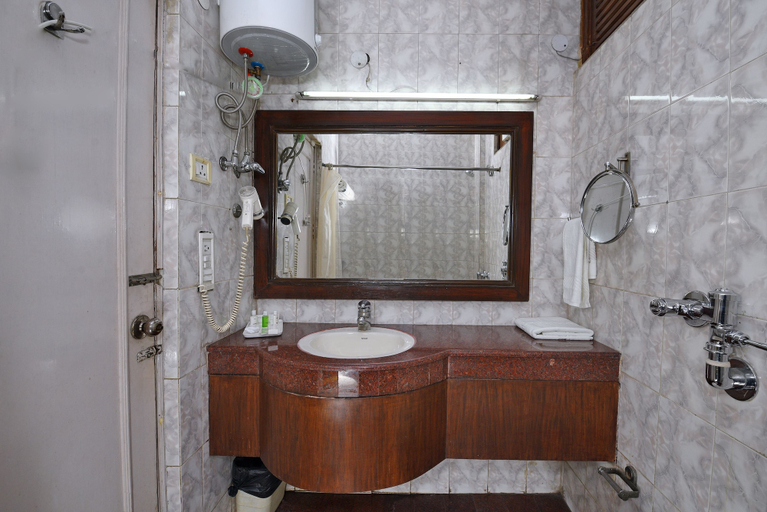 Bathroom 4, The Beaufort Inn, Delhi