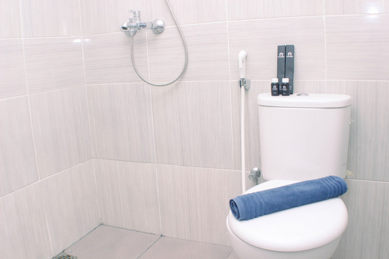 Bathroom 4, Homey And Minimalist Studio At Vasanta Innopark Apartment, Cikarang