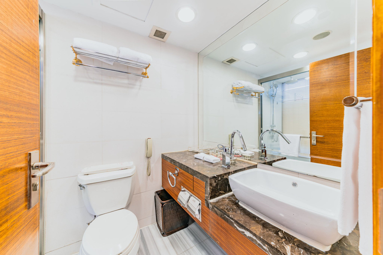 Bathroom 5, Crowne Plaza CITY CENTER NINGBO by IHG, Ningbo
