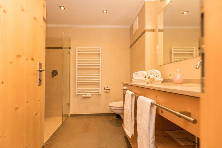 Bathroom 4, Alpenhof Apartments, Zell am See