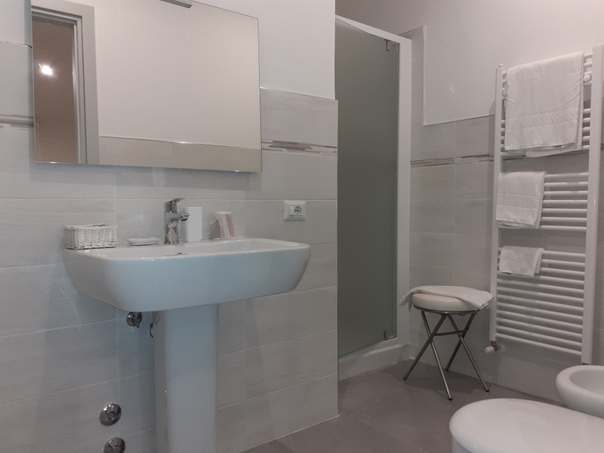 Bathroom 5, Royal Room & Breakfast, Modena