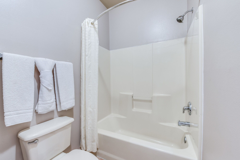 Bathroom 4, Lone Star Inn - San Benito Harlingen, Cameron