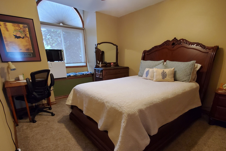 Bedroom 2, Hampton House, Macomb