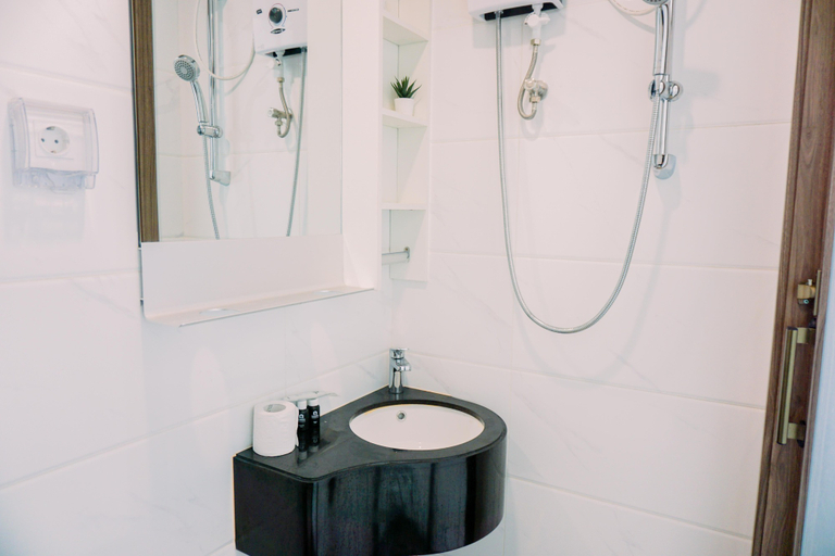 Bathroom 5, Wonderful and Strategic Studio Apartment Sky House Alam Sutera By Travelio, Tangerang