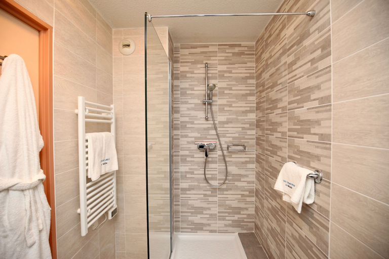 Bathroom 3, Les Demeures de Borda, Landes