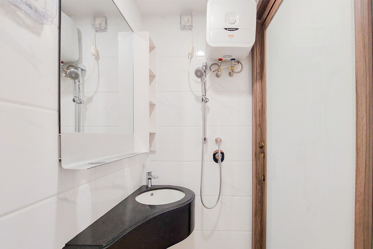 Bathroom 3, Warm And Simply Studio Apartment At Sky House Bsd, South Tangerang