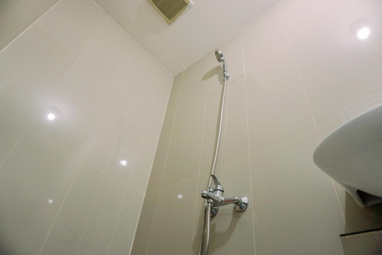 Bathroom 5, Modern Classic Studio at Majestic Point Serpong Apartment By Travelio, Tangerang