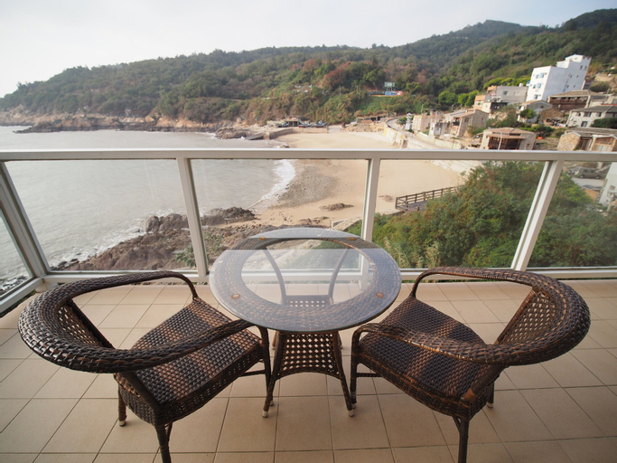 Exterior & Views 11