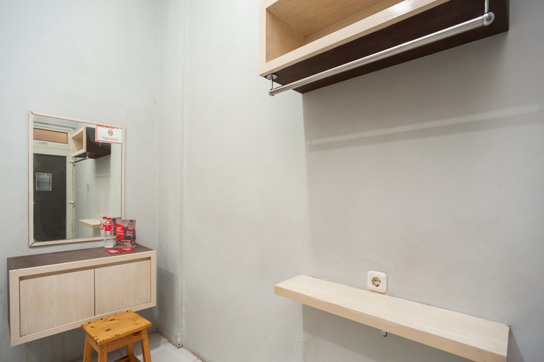 Others 5, RedDoorz near Binus Anggrek 2, West Jakarta