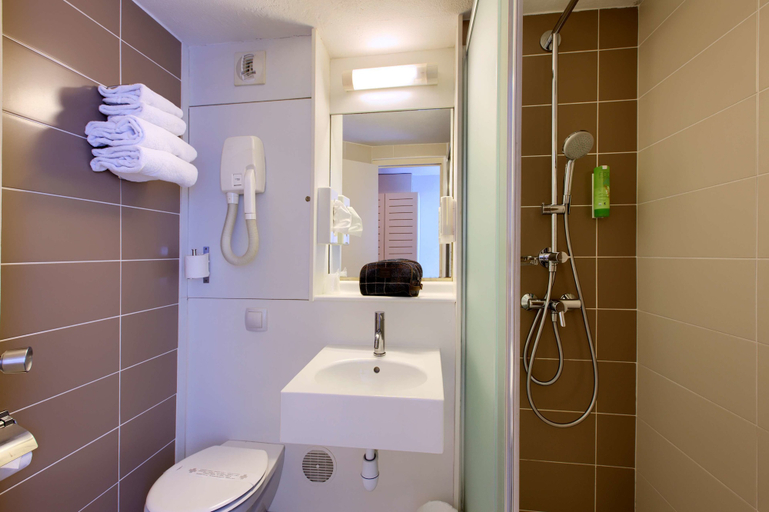Bathroom 5, Hôtel Kyriad Libourne - Saint Emilion, Gironde