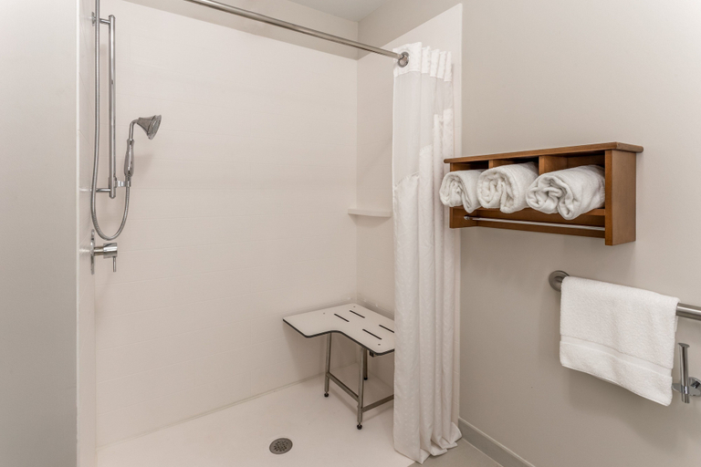 Bathroom 5, Holiday Inn Express & Suites BURLINGTON by IHG, Des Moines