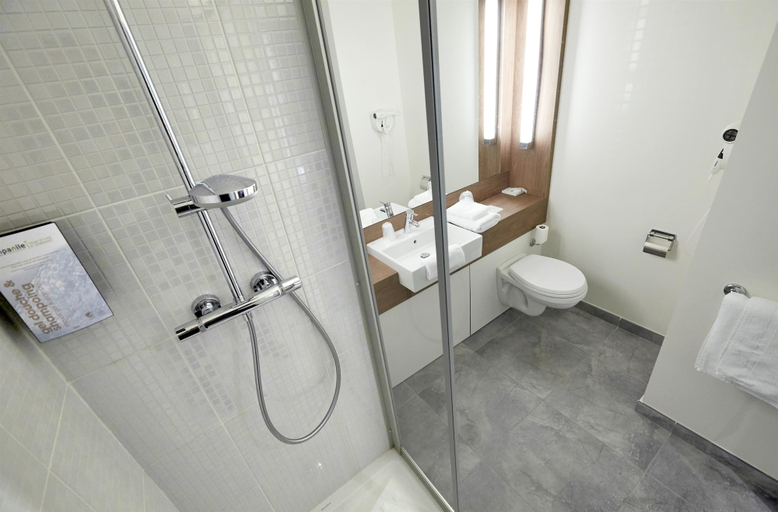 Bathroom 5, Campanile Annemasse Gare - Genève, Haute-Savoie