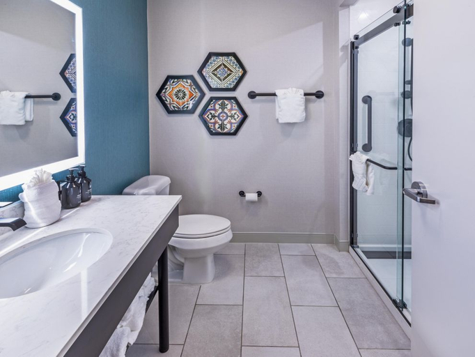 Bathroom 5, Hotel Indigo SPRING � WOODLANDS AREA by IHG, Montgomery