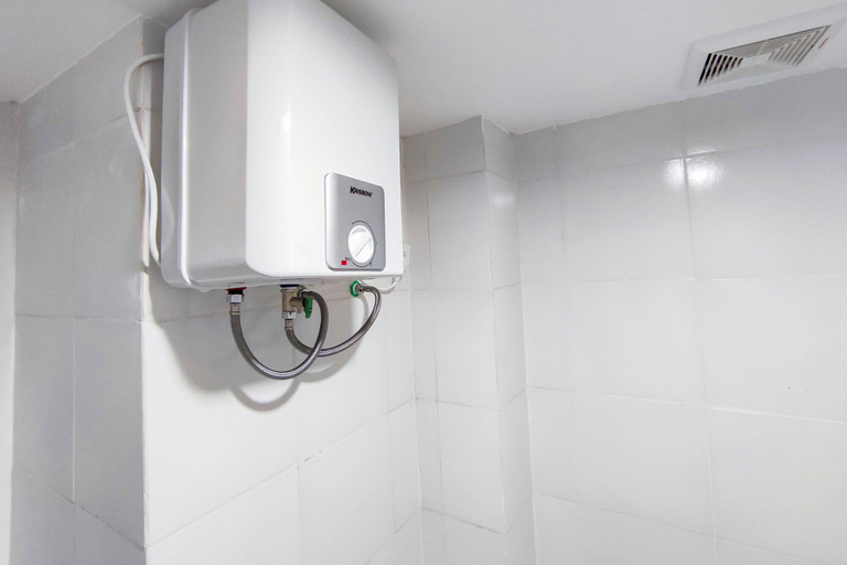 Bathroom 3, Comfort And Well Design Studio At Paltrow City Apartment, Semarang