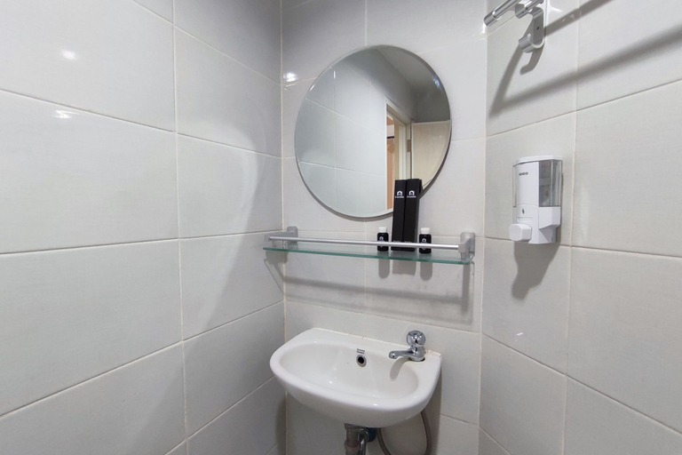 Bathroom 5, Comfortable And Modern 1Br Without Living Room At Amartha View Apartment, Semarang