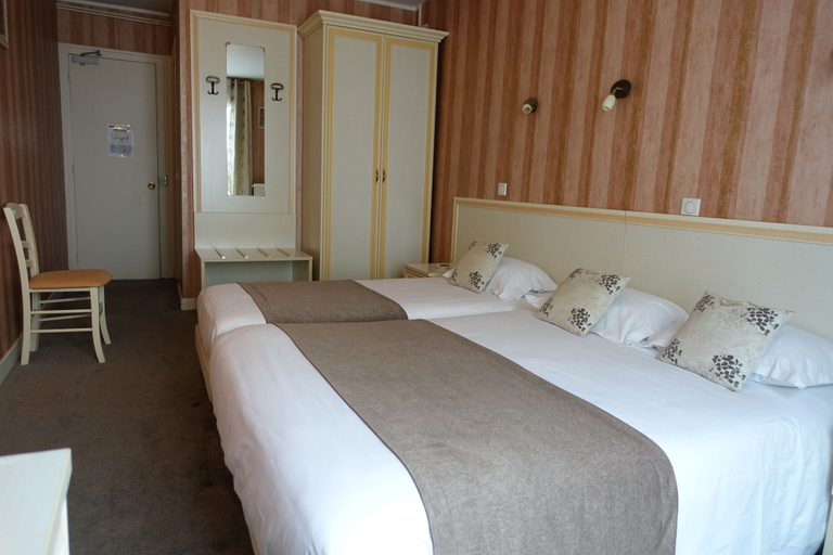 Bedroom 2, Hôtel Emeraude, Charente