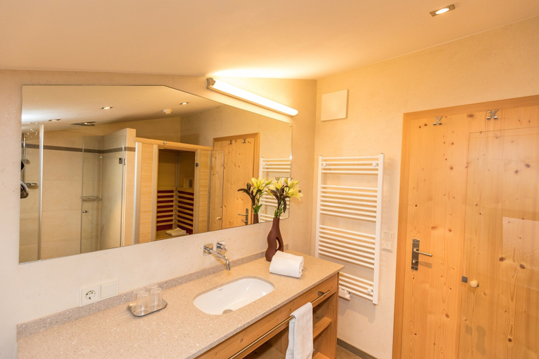 Bathroom 4, Alpenhof Apartments, Zell am See