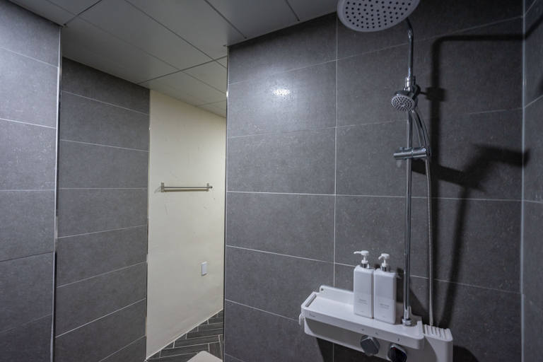 Bathroom 3, Mireuk Mireuk Hostel, Tongyeong